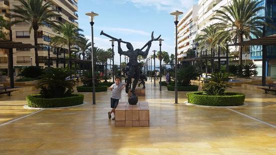 https://mdw-travel-data-us-east-1.s3.amazonaws.com/img/country/Spain/Avenida-del-Mar/img_03.jpg