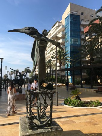 https://mdw-travel-data-us-east-1.s3.amazonaws.com/img/country/Spain/Avenida-del-Mar/img_05.jpg
