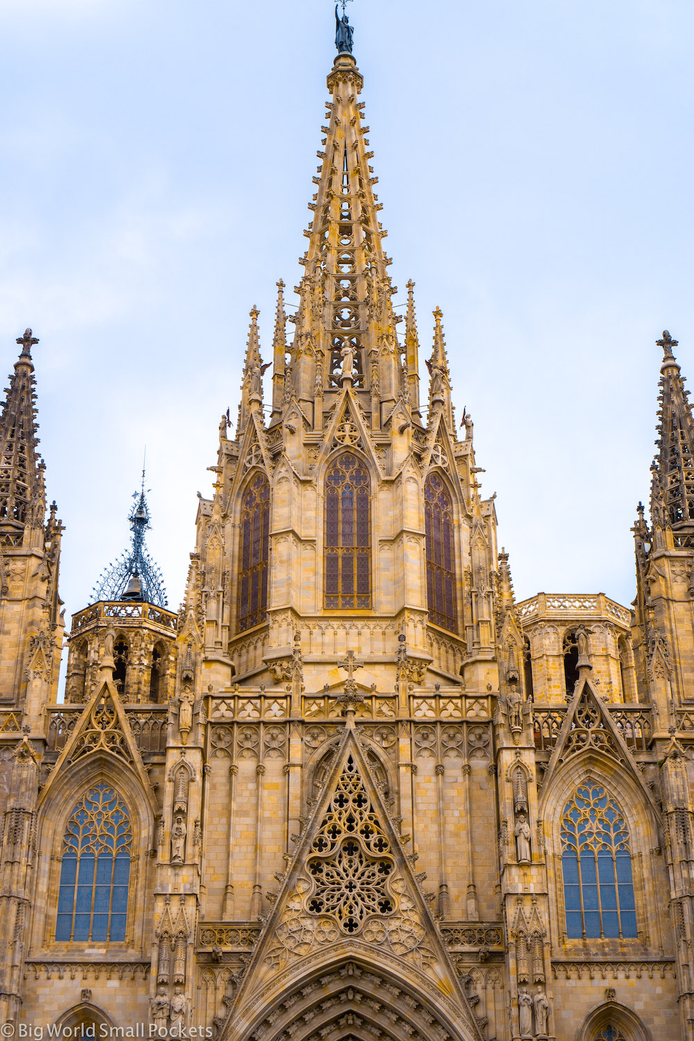 https://mdw-travel-data-us-east-1.s3.amazonaws.com/img/country/Spain/Barcelona-Cathedral/img_01.jpg