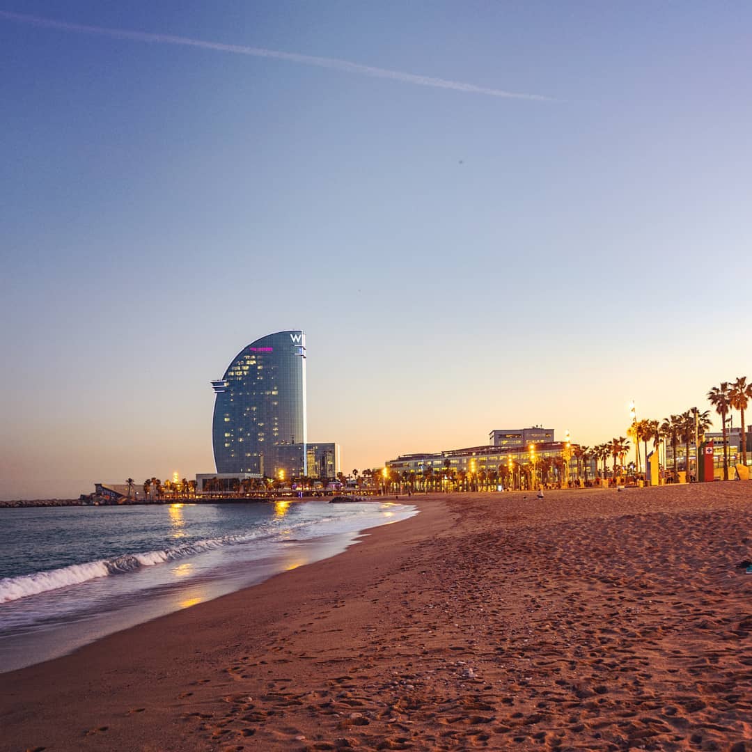 https://mdw-travel-data-us-east-1.s3.amazonaws.com/img/country/Spain/Barceloneta-Beach/img_02.jpg