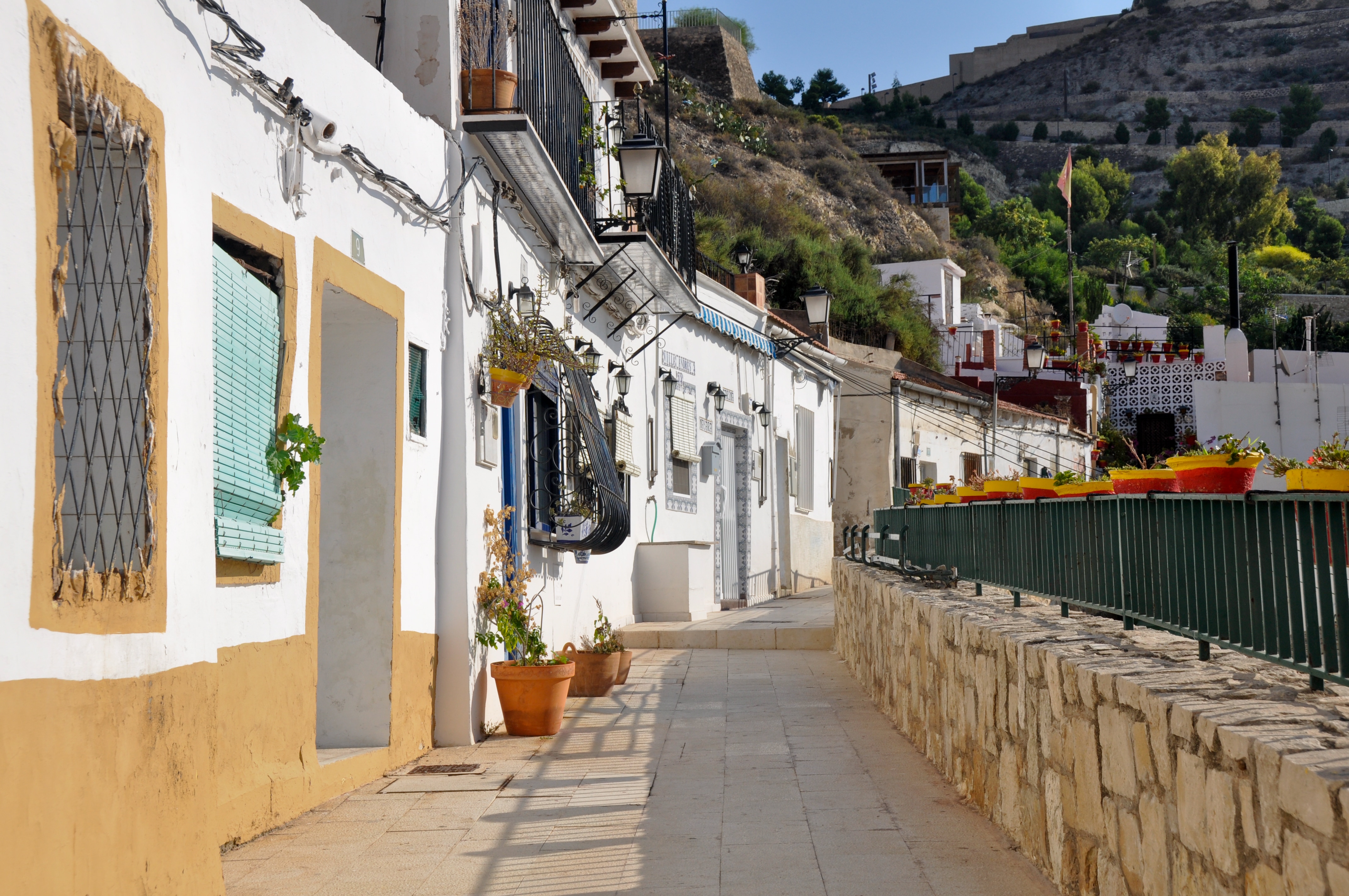 https://mdw-travel-data-us-east-1.s3.amazonaws.com/img/country/Spain/Barrio-Santa-Cruz/img_00.jpg