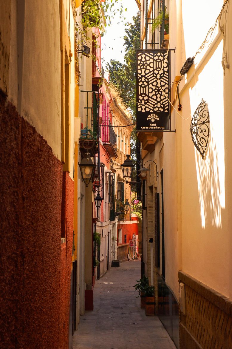 https://mdw-travel-data-us-east-1.s3.amazonaws.com/img/country/Spain/Barrio-Santa-Cruz/img_01.jpg