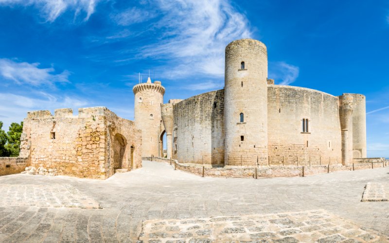 https://mdw-travel-data-us-east-1.s3.amazonaws.com/img/country/Spain/Bellver-Castle/img_01.jpg
