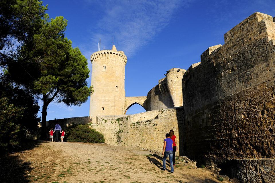 https://mdw-travel-data-us-east-1.s3.amazonaws.com/img/country/Spain/Bellver-Castle/img_02.jpg