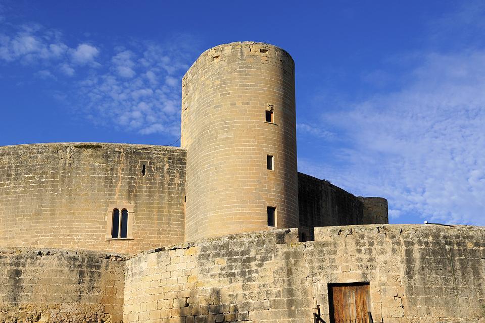 https://mdw-travel-data-us-east-1.s3.amazonaws.com/img/country/Spain/Bellver-Castle/img_03.jpg