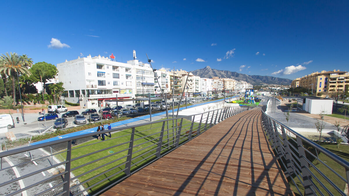 https://mdw-travel-data-us-east-1.s3.amazonaws.com/img/country/Spain/Bulevar-San-Pedro-Alcantara/img_04.jpg