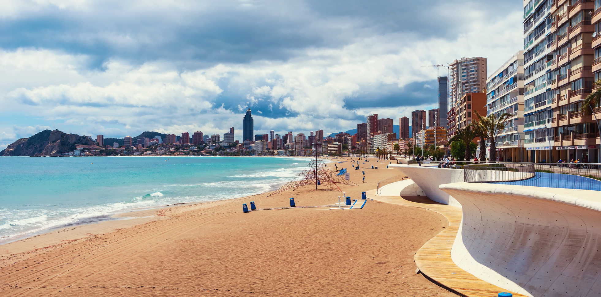 https://mdw-travel-data-us-east-1.s3.amazonaws.com/img/country/Spain/Cable-Ski-Benidorm/img_03.jpg