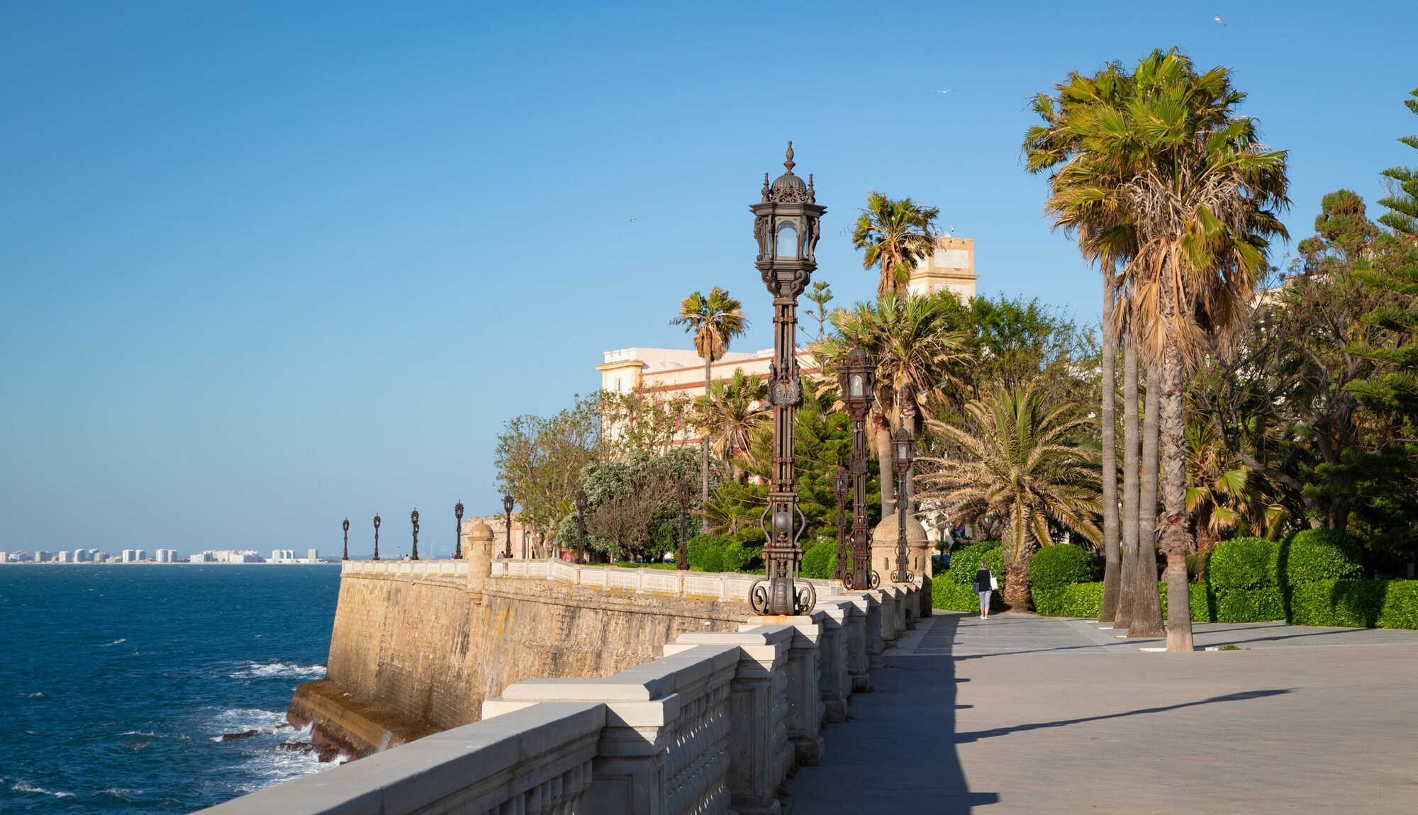https://mdw-travel-data-us-east-1.s3.amazonaws.com/img/country/Spain/Cadiz-Old-Town/img_00.jpg