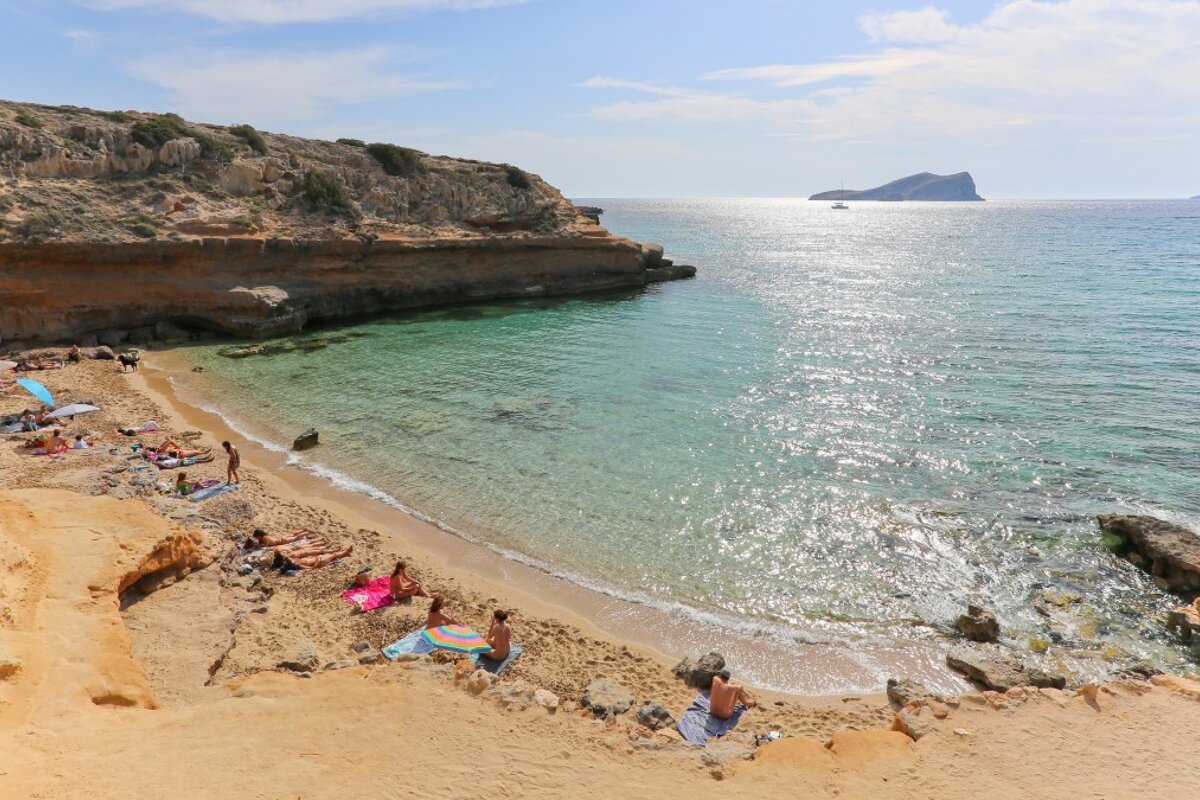 https://mdw-travel-data-us-east-1.s3.amazonaws.com/img/country/Spain/Cala-Conta-Beach/img_01.jpg