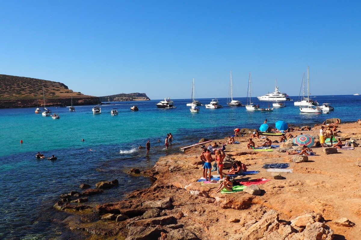 https://mdw-travel-data-us-east-1.s3.amazonaws.com/img/country/Spain/Cala-Conta-Beach/img_03.jpg