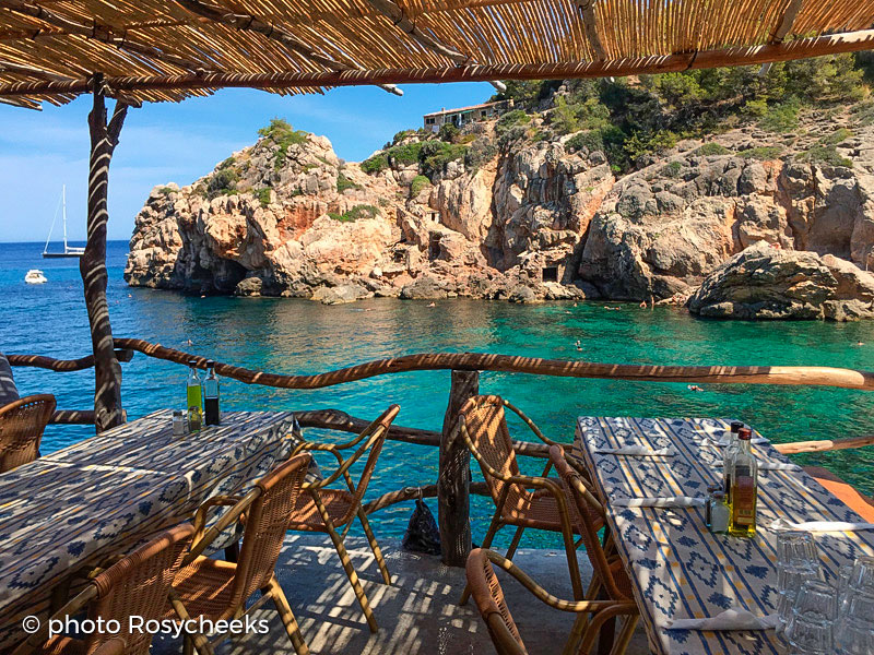 https://mdw-travel-data-us-east-1.s3.amazonaws.com/img/country/Spain/Cala-Deia/img_03.jpg