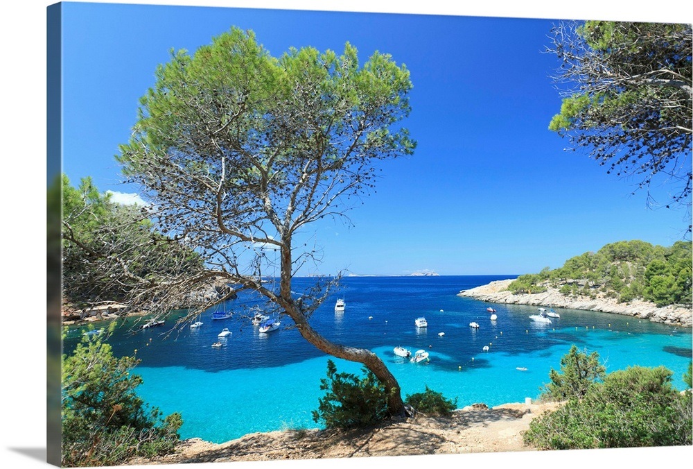 https://mdw-travel-data-us-east-1.s3.amazonaws.com/img/country/Spain/Cala-Salada-Beach/img_01.jpg