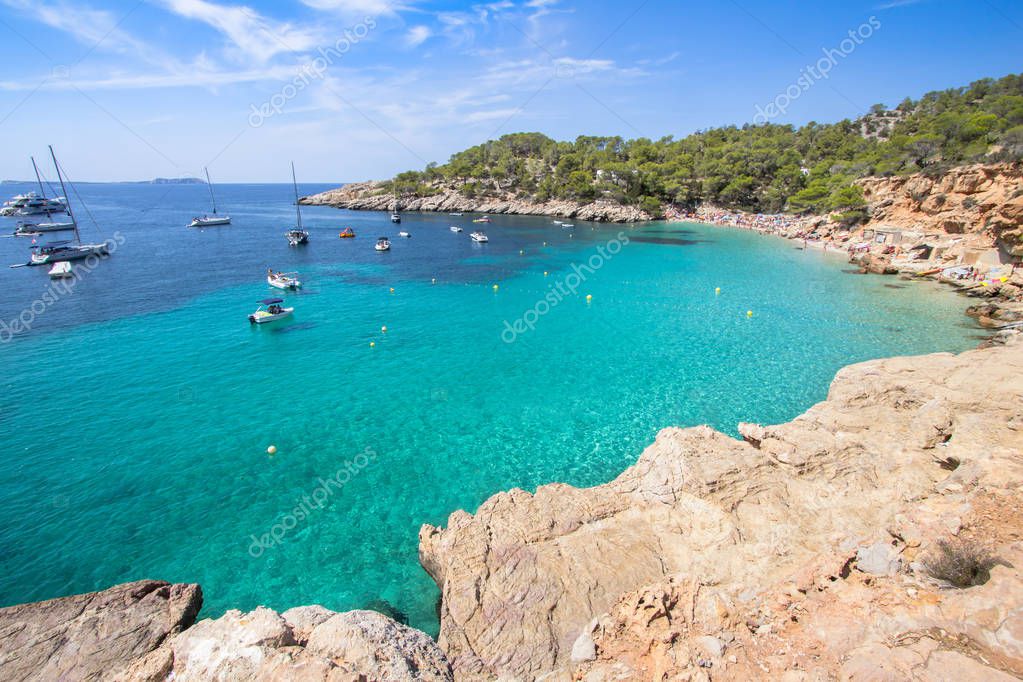 https://mdw-travel-data-us-east-1.s3.amazonaws.com/img/country/Spain/Cala-Salada-Beach/img_02.jpg