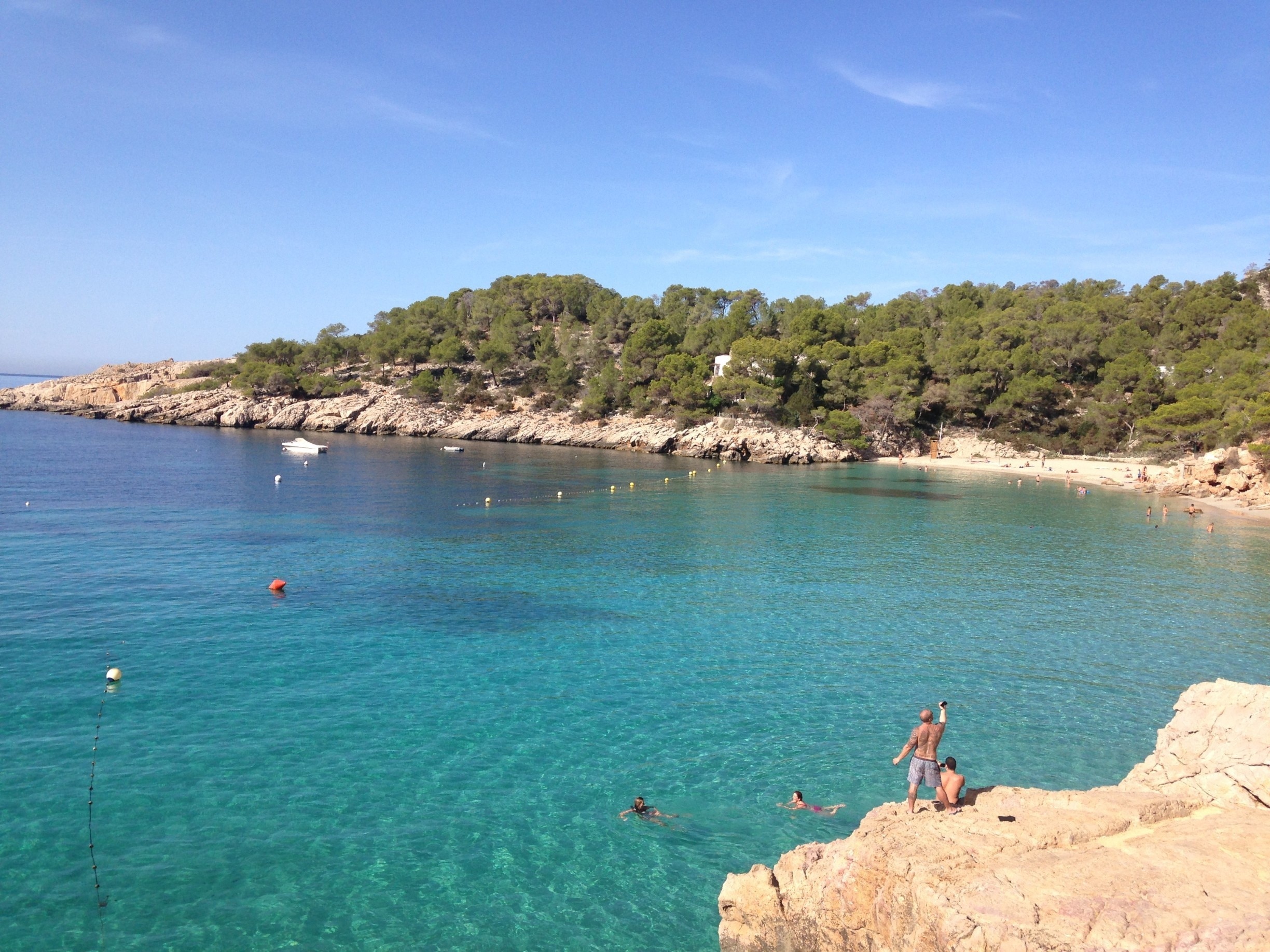 https://mdw-travel-data-us-east-1.s3.amazonaws.com/img/country/Spain/Cala-Salada-Beach/img_03.jpg