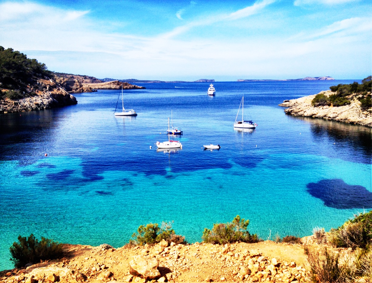 https://mdw-travel-data-us-east-1.s3.amazonaws.com/img/country/Spain/Cala-Salada-Beach/img_05.jpg