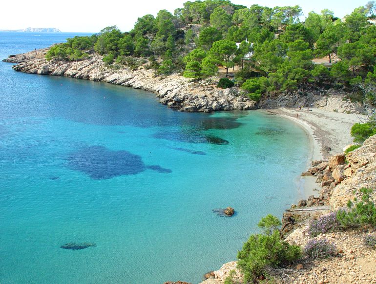 https://mdw-travel-data-us-east-1.s3.amazonaws.com/img/country/Spain/Cala-Salada/img_02.jpg