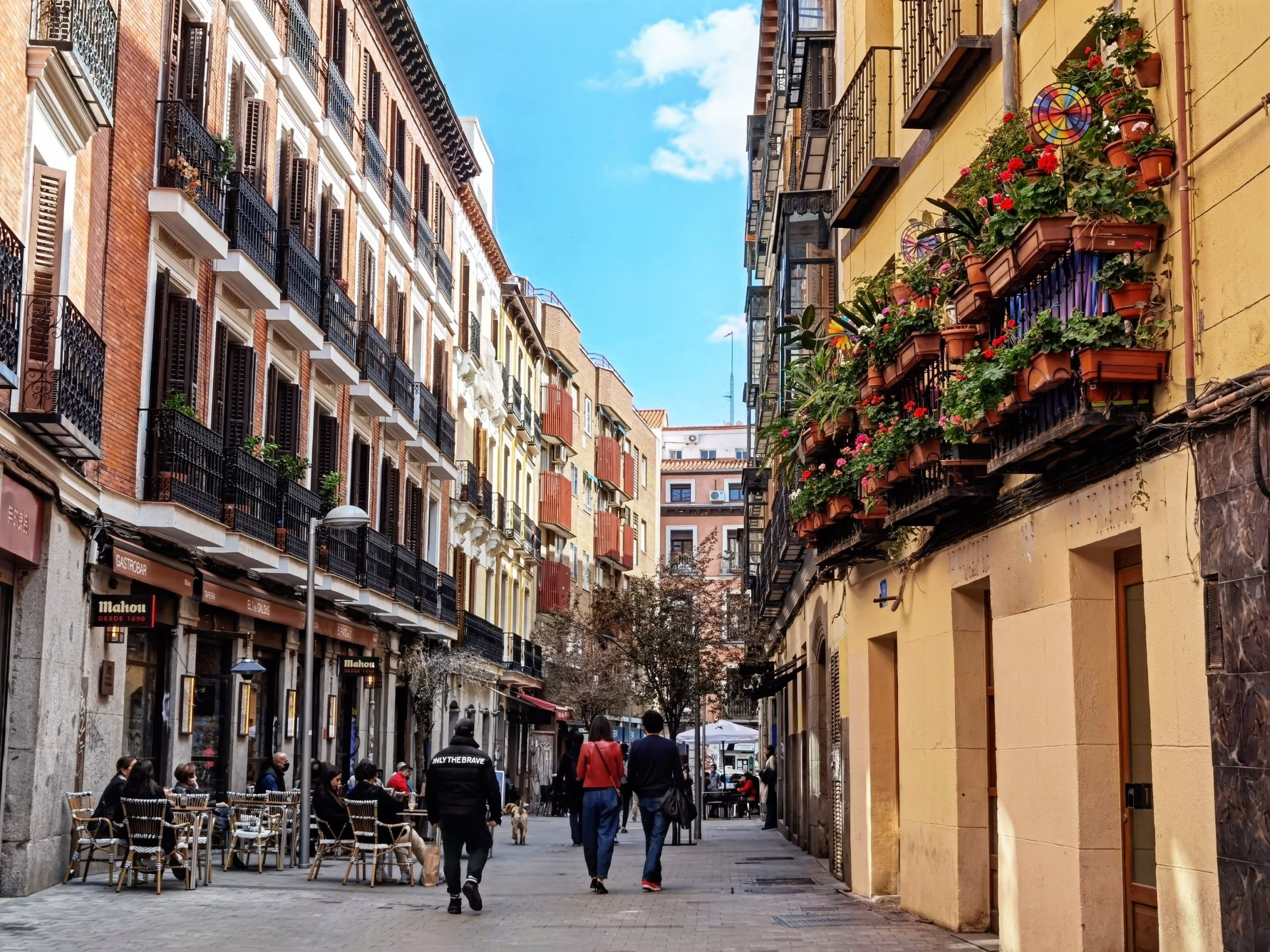 https://mdw-travel-data-us-east-1.s3.amazonaws.com/img/country/Spain/Calle-Perez-Galdos/img_05.jpg