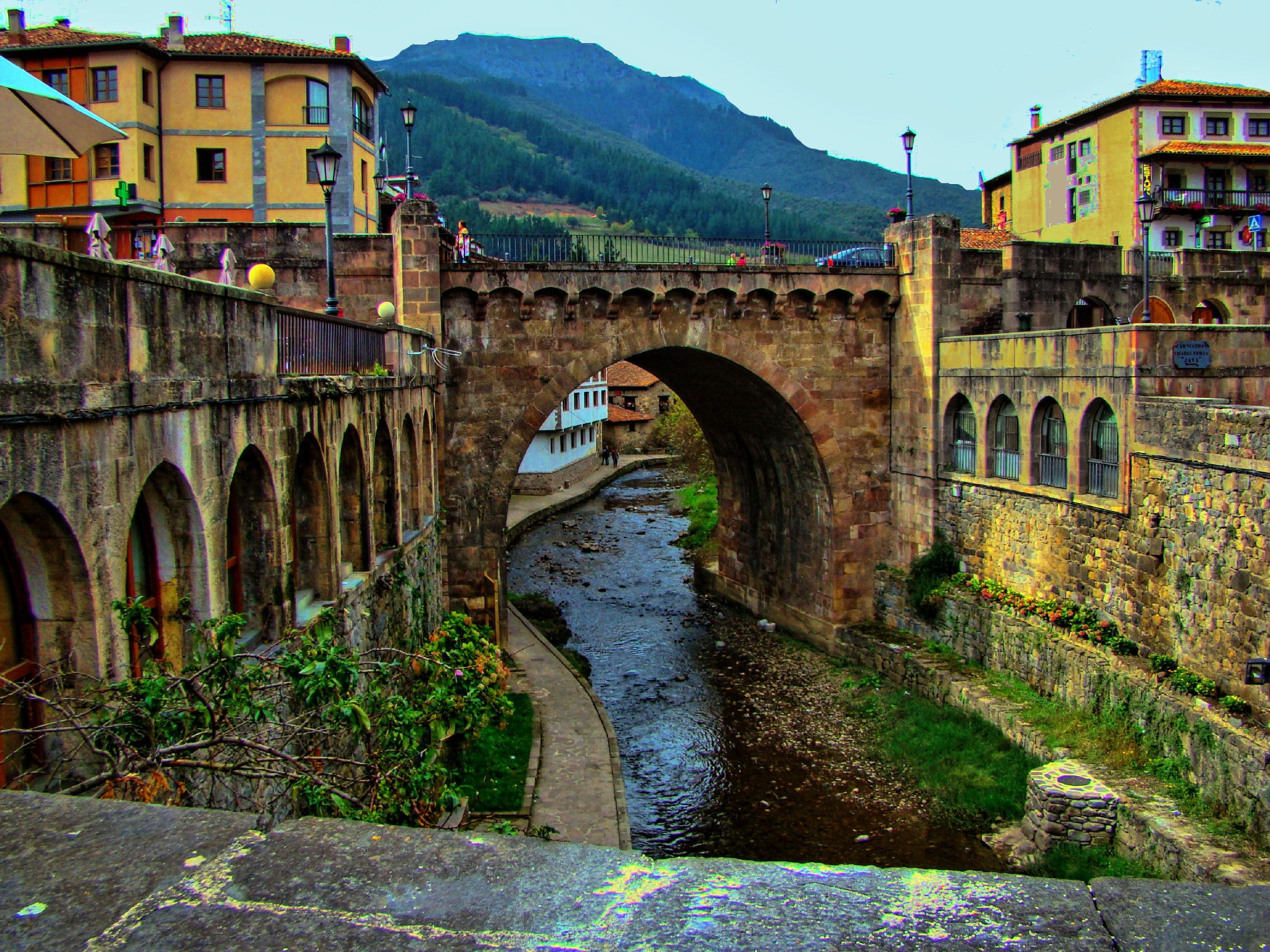 https://mdw-travel-data-us-east-1.s3.amazonaws.com/img/country/Spain/Cantabria-Cave/img_02.jpg
