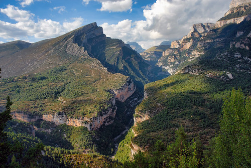 https://mdw-travel-data-us-east-1.s3.amazonaws.com/img/country/Spain/Canyon-of-Anisclo/img_03.jpg