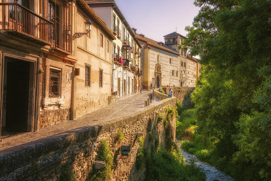 https://mdw-travel-data-us-east-1.s3.amazonaws.com/img/country/Spain/Carrera-del-Darro/img_05.jpg