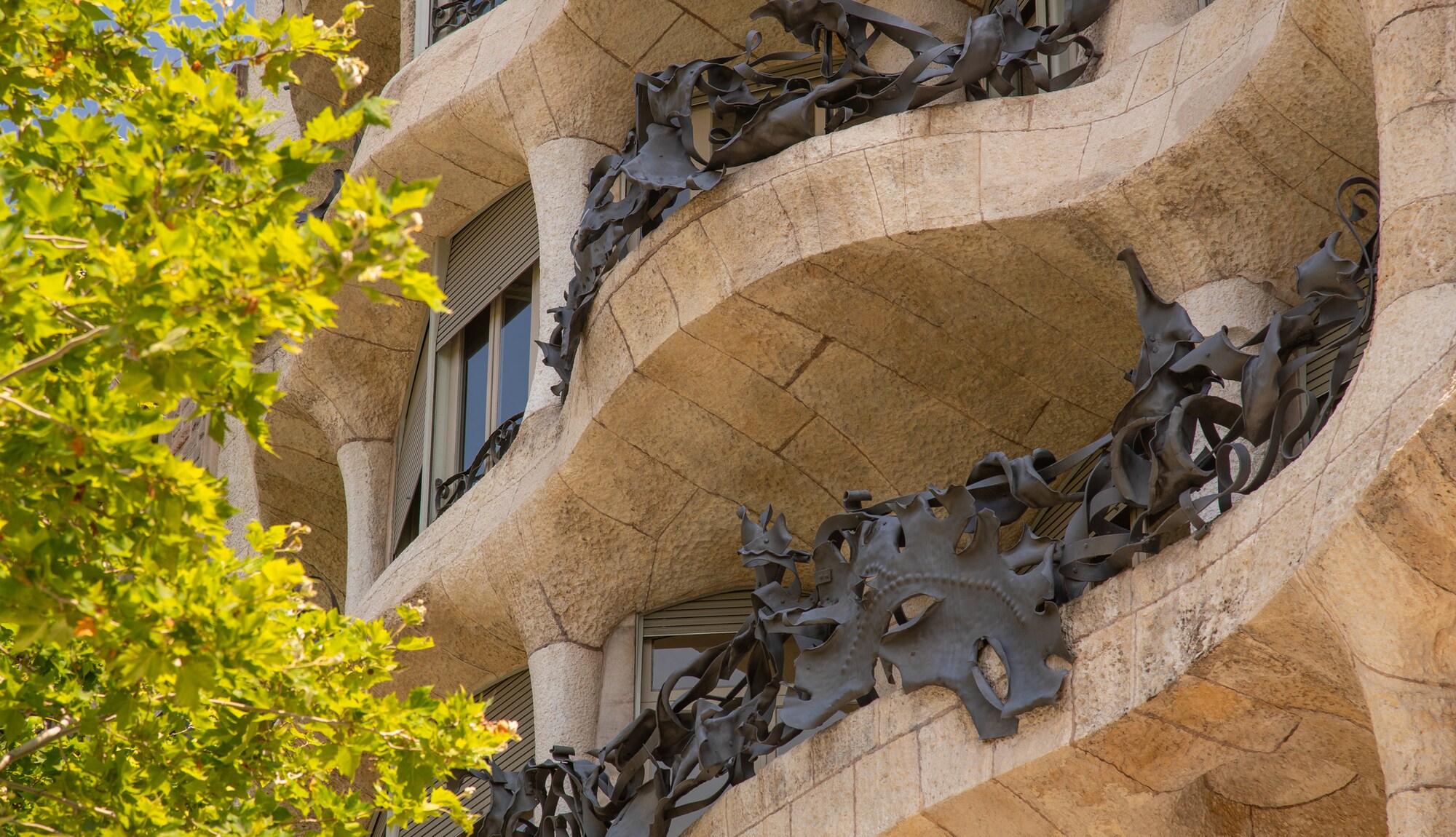 https://mdw-travel-data-us-east-1.s3.amazonaws.com/img/country/Spain/Casa-Mila/img_01.jpg