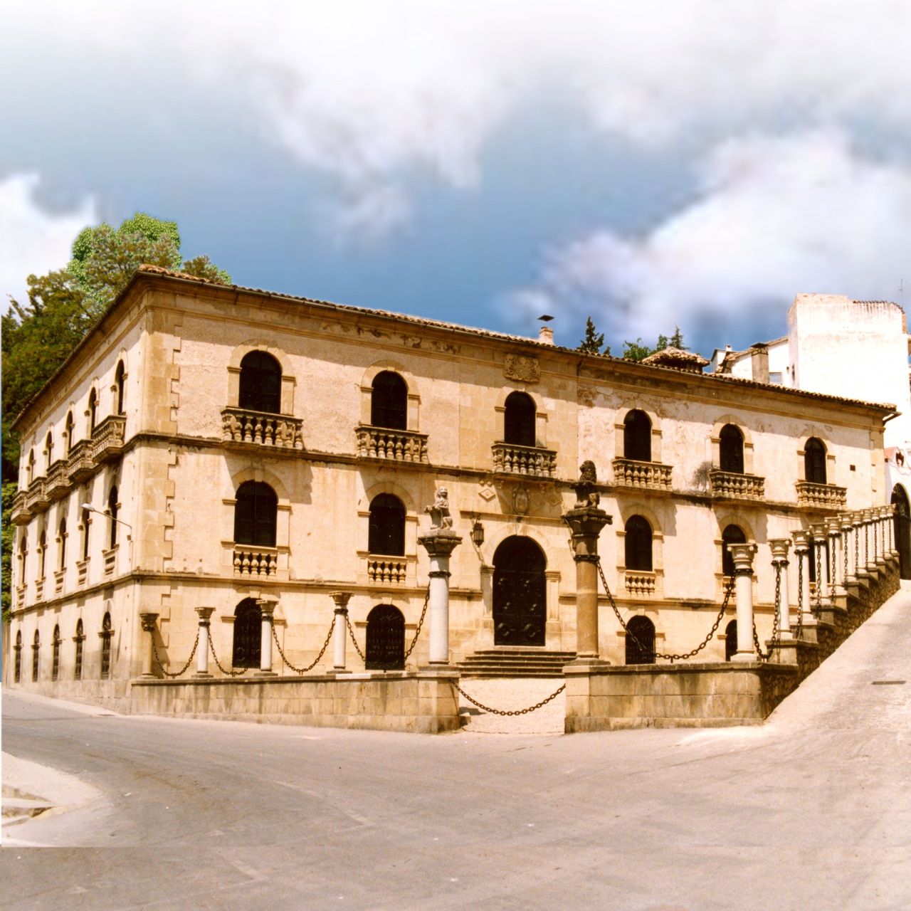 https://mdw-travel-data-us-east-1.s3.amazonaws.com/img/country/Spain/Casa-de-las-Cadenas/img_01.jpg