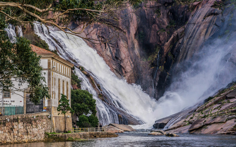 https://mdw-travel-data-us-east-1.s3.amazonaws.com/img/country/Spain/Cascada-do-Ezaro/img_01.jpg