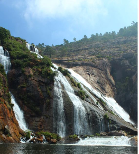 https://mdw-travel-data-us-east-1.s3.amazonaws.com/img/country/Spain/Cascada-do-Ezaro/img_03.jpg