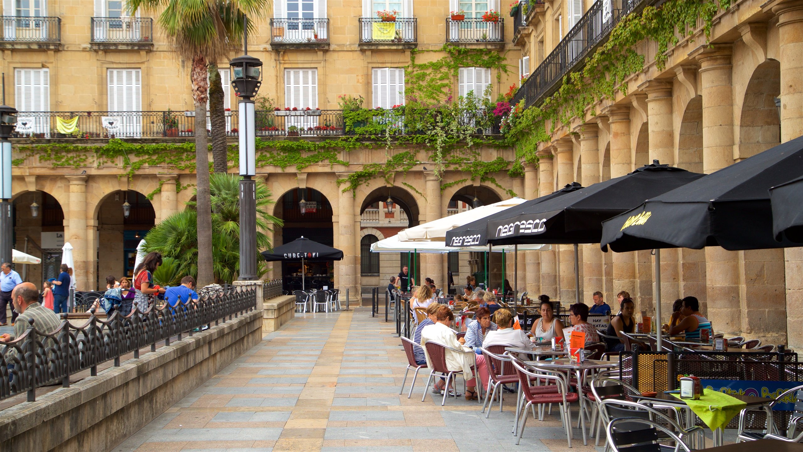 https://mdw-travel-data-us-east-1.s3.amazonaws.com/img/country/Spain/Casco-Viejo--Old-Town-/img_04.jpg