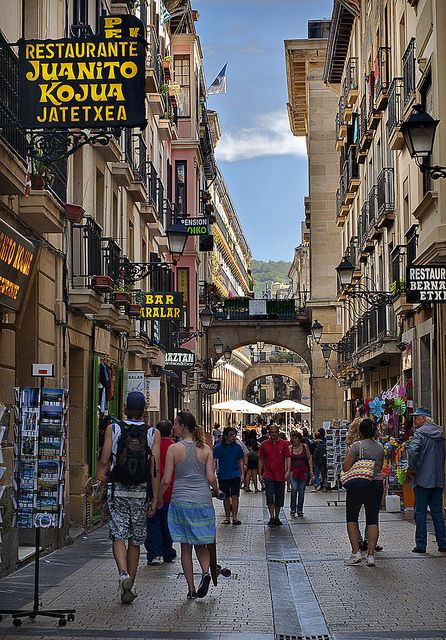 https://mdw-travel-data-us-east-1.s3.amazonaws.com/img/country/Spain/Casco-Viejo--Old-Town-/img_05.jpg