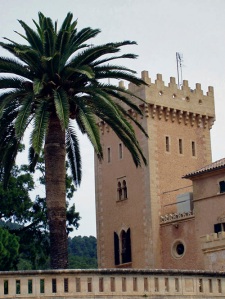https://mdw-travel-data-us-east-1.s3.amazonaws.com/img/country/Spain/Castillo-de-Son-Mas/img_03.jpg