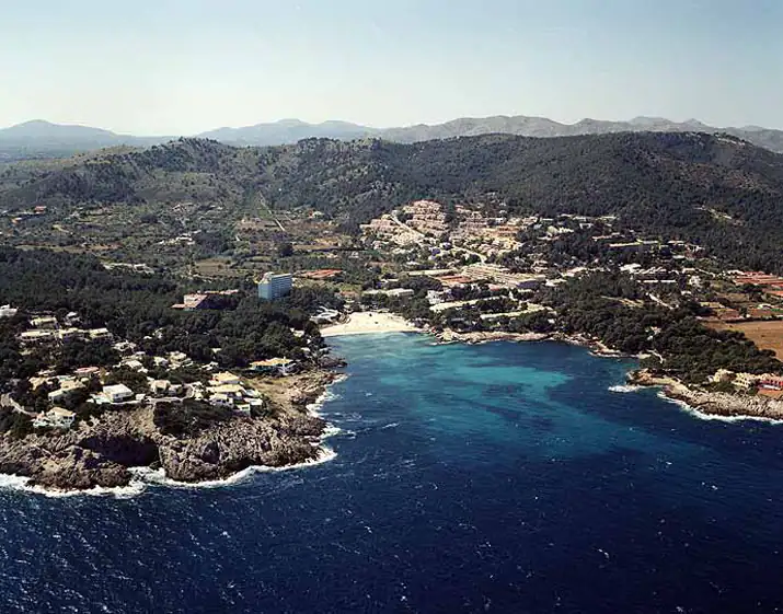 https://mdw-travel-data-us-east-1.s3.amazonaws.com/img/country/Spain/Castro-Sa-Font-de-sa-Cala/img_02.jpg