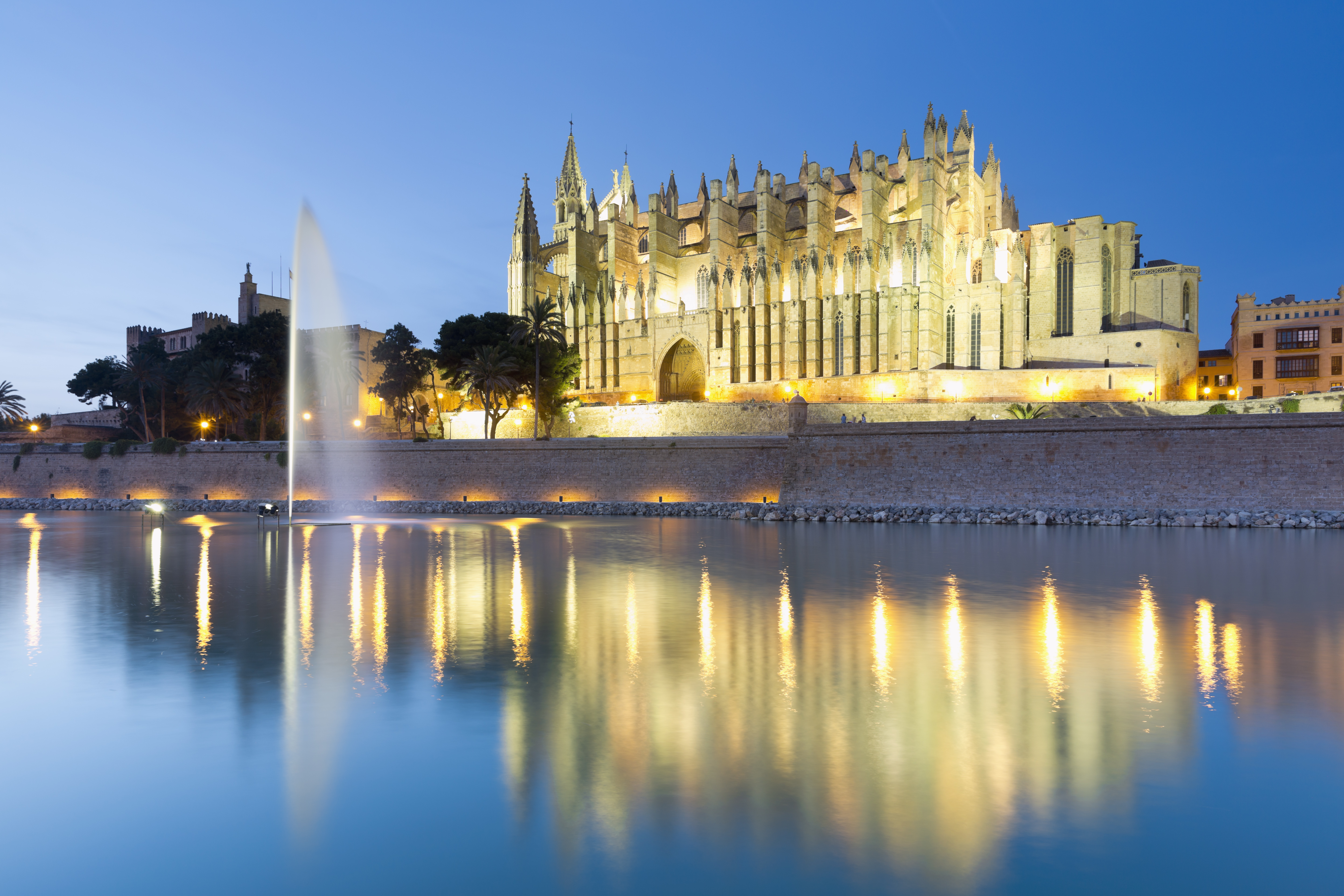 https://mdw-travel-data-us-east-1.s3.amazonaws.com/img/country/Spain/Catedral-de-Mallorca/img_01.jpg