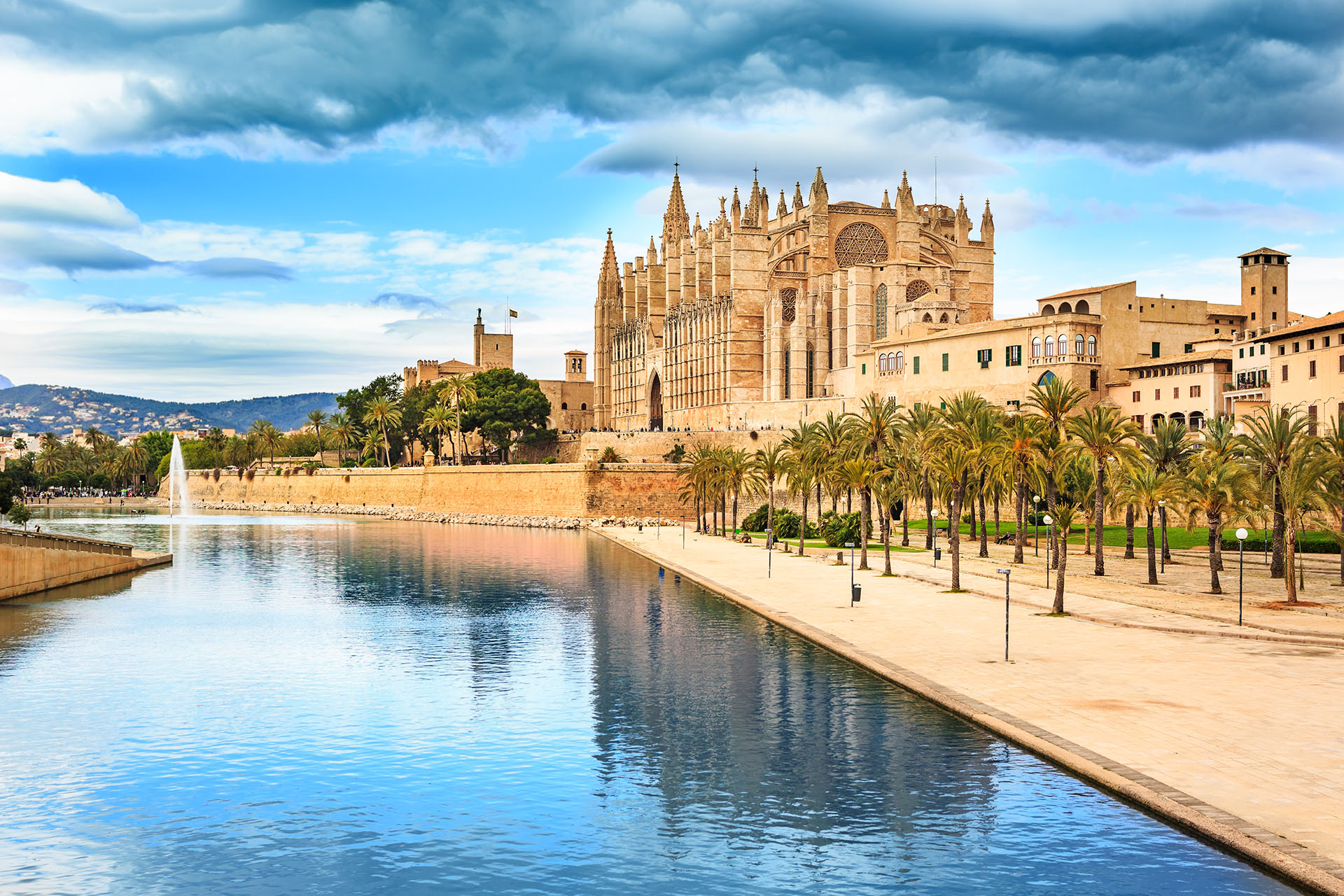 https://mdw-travel-data-us-east-1.s3.amazonaws.com/img/country/Spain/Catedral-de-Mallorca/img_02.jpg