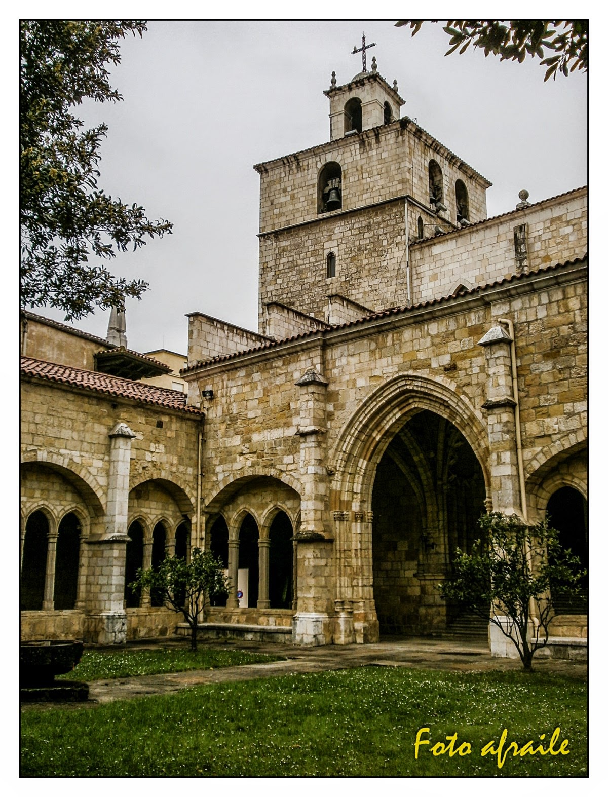 https://mdw-travel-data-us-east-1.s3.amazonaws.com/img/country/Spain/Catedral-de-Santander/img_02.jpg