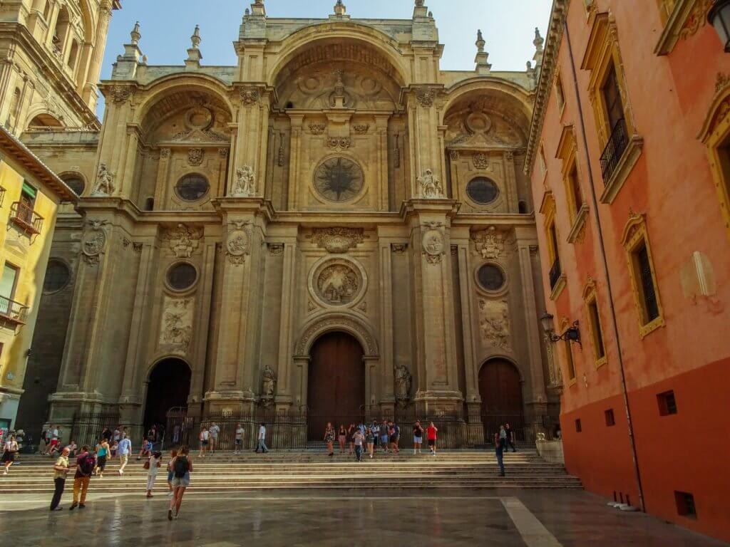 https://mdw-travel-data-us-east-1.s3.amazonaws.com/img/country/Spain/Cathedral-of-Granada/img_01.jpg
