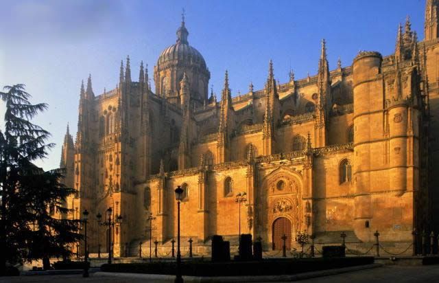 https://mdw-travel-data-us-east-1.s3.amazonaws.com/img/country/Spain/Cathedral-of-Salamanca/img_01.jpg