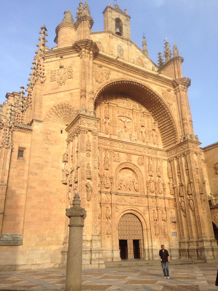 https://mdw-travel-data-us-east-1.s3.amazonaws.com/img/country/Spain/Cathedral-of-Salamanca/img_03.jpg
