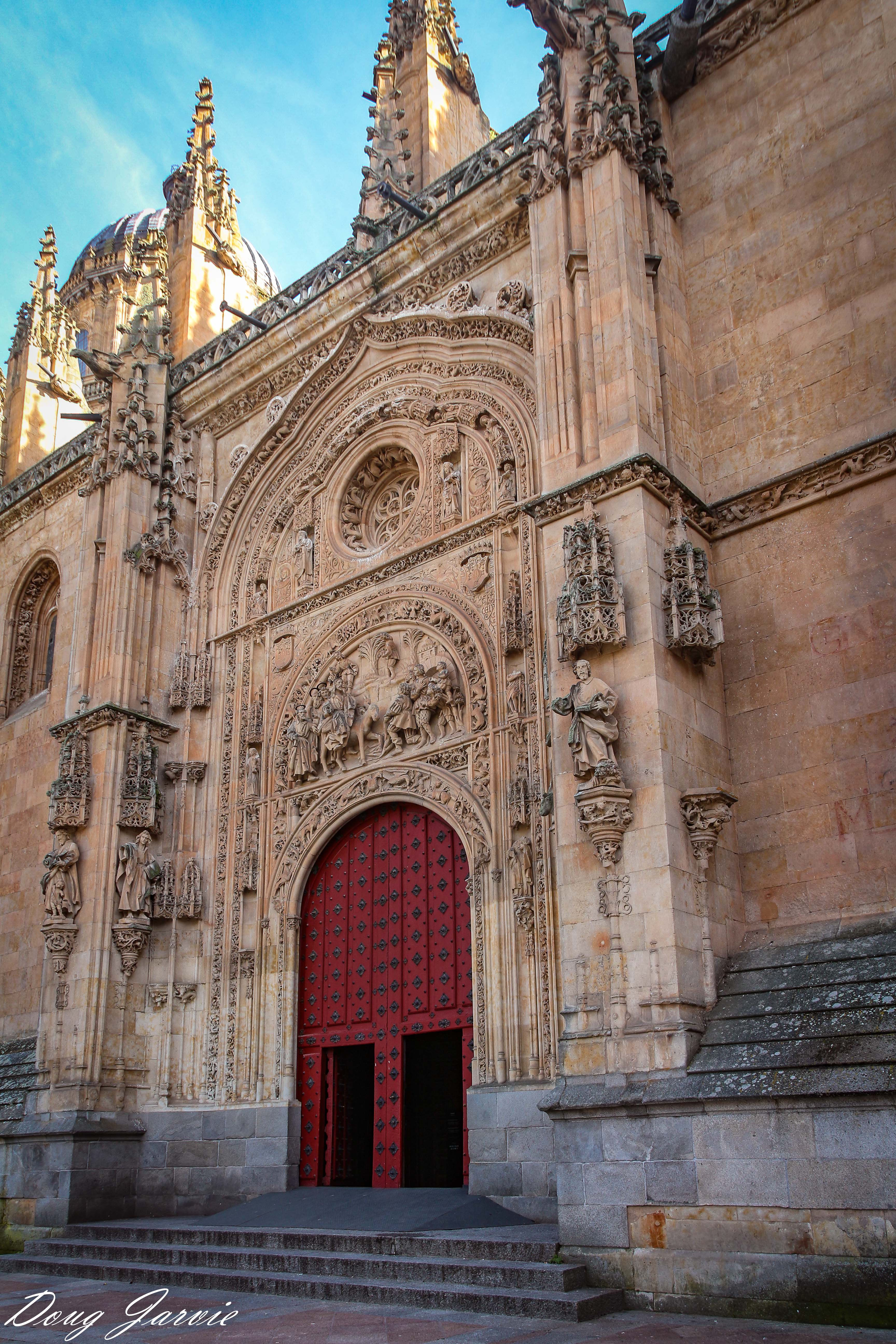 https://mdw-travel-data-us-east-1.s3.amazonaws.com/img/country/Spain/Cathedral-of-Salamanca/img_04.jpg