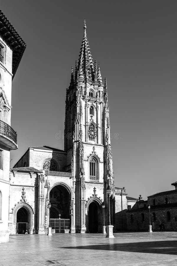 https://mdw-travel-data-us-east-1.s3.amazonaws.com/img/country/Spain/Cathedral-of-San-Salvador/img_01.jpg