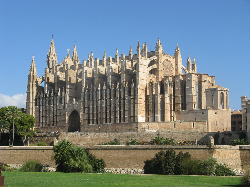 https://mdw-travel-data-us-east-1.s3.amazonaws.com/img/country/Spain/Cathedral-of-Santa-Maria-of-Palma/img_03.jpg