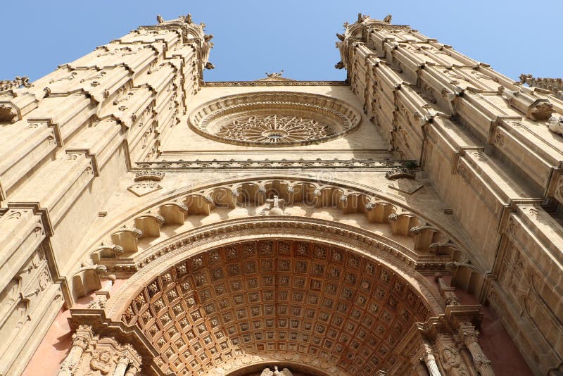 https://mdw-travel-data-us-east-1.s3.amazonaws.com/img/country/Spain/Cathedral-of-Santa-Maria-of-Palma/img_04.jpg