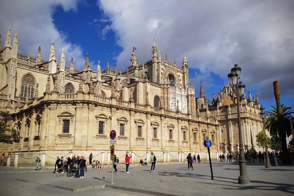 https://mdw-travel-data-us-east-1.s3.amazonaws.com/img/country/Spain/Cathedral-of-Seville/img_03.jpg