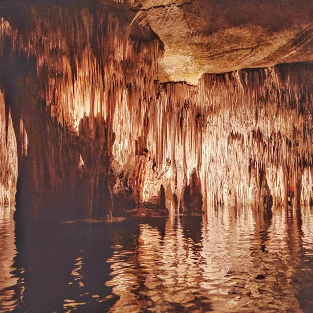 https://mdw-travel-data-us-east-1.s3.amazonaws.com/img/country/Spain/Caves-of-Drach/img_01.jpg