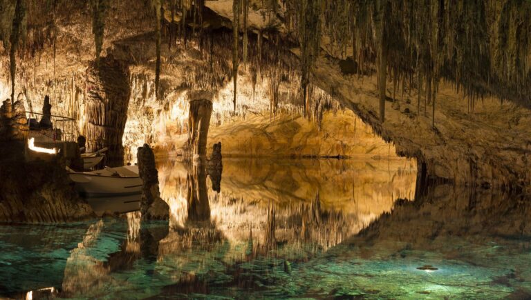 https://mdw-travel-data-us-east-1.s3.amazonaws.com/img/country/Spain/Caves-of-Drach/img_02.jpg