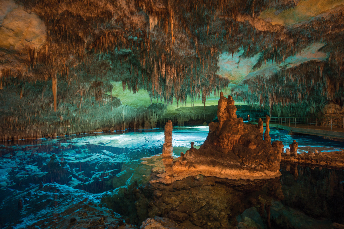 https://mdw-travel-data-us-east-1.s3.amazonaws.com/img/country/Spain/Caves-of-Drach/img_04.jpg