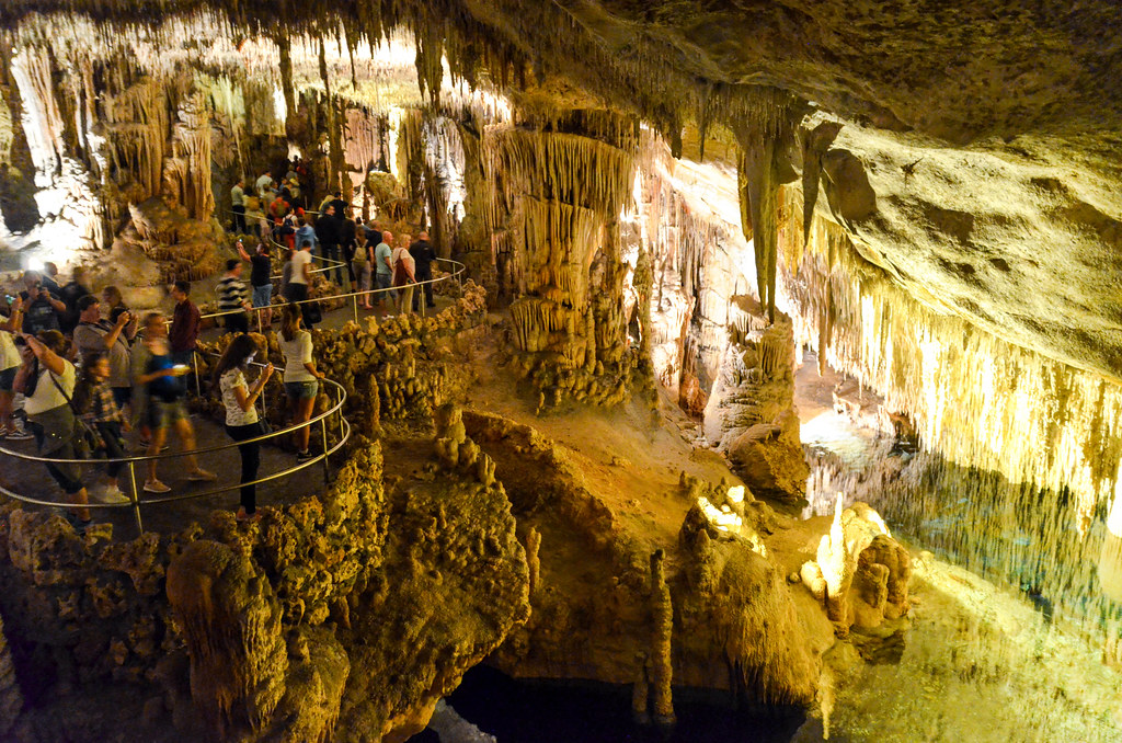 https://mdw-travel-data-us-east-1.s3.amazonaws.com/img/country/Spain/Caves-of-Drach/img_05.jpg