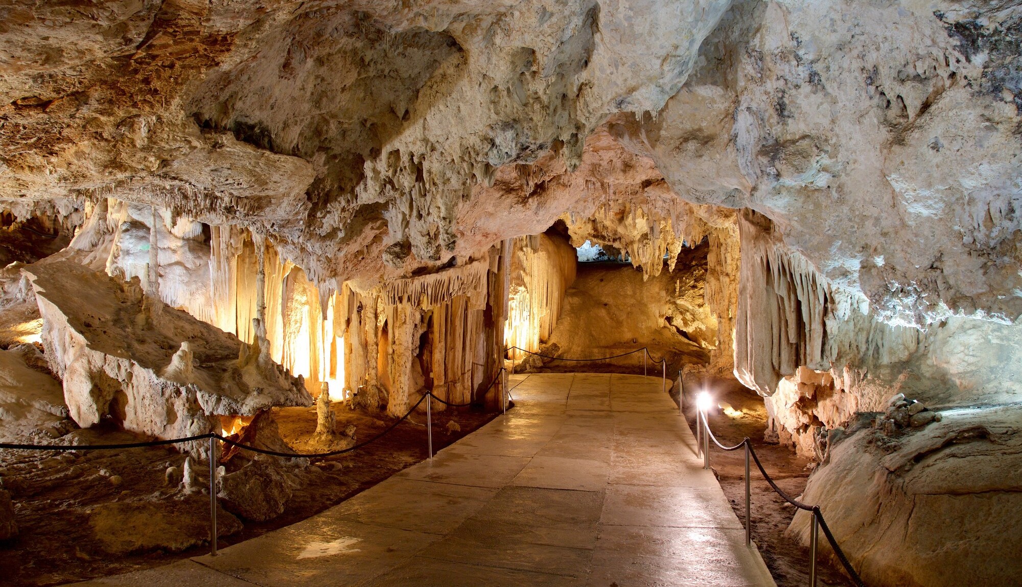 https://mdw-travel-data-us-east-1.s3.amazonaws.com/img/country/Spain/Caves-of-Nerja/img_01.jpg