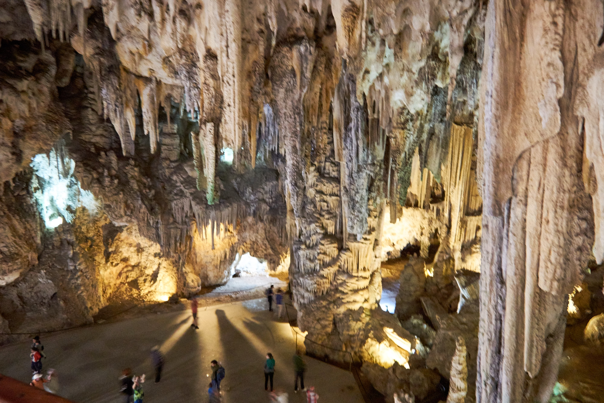 https://mdw-travel-data-us-east-1.s3.amazonaws.com/img/country/Spain/Caves-of-Nerja/img_02.jpg