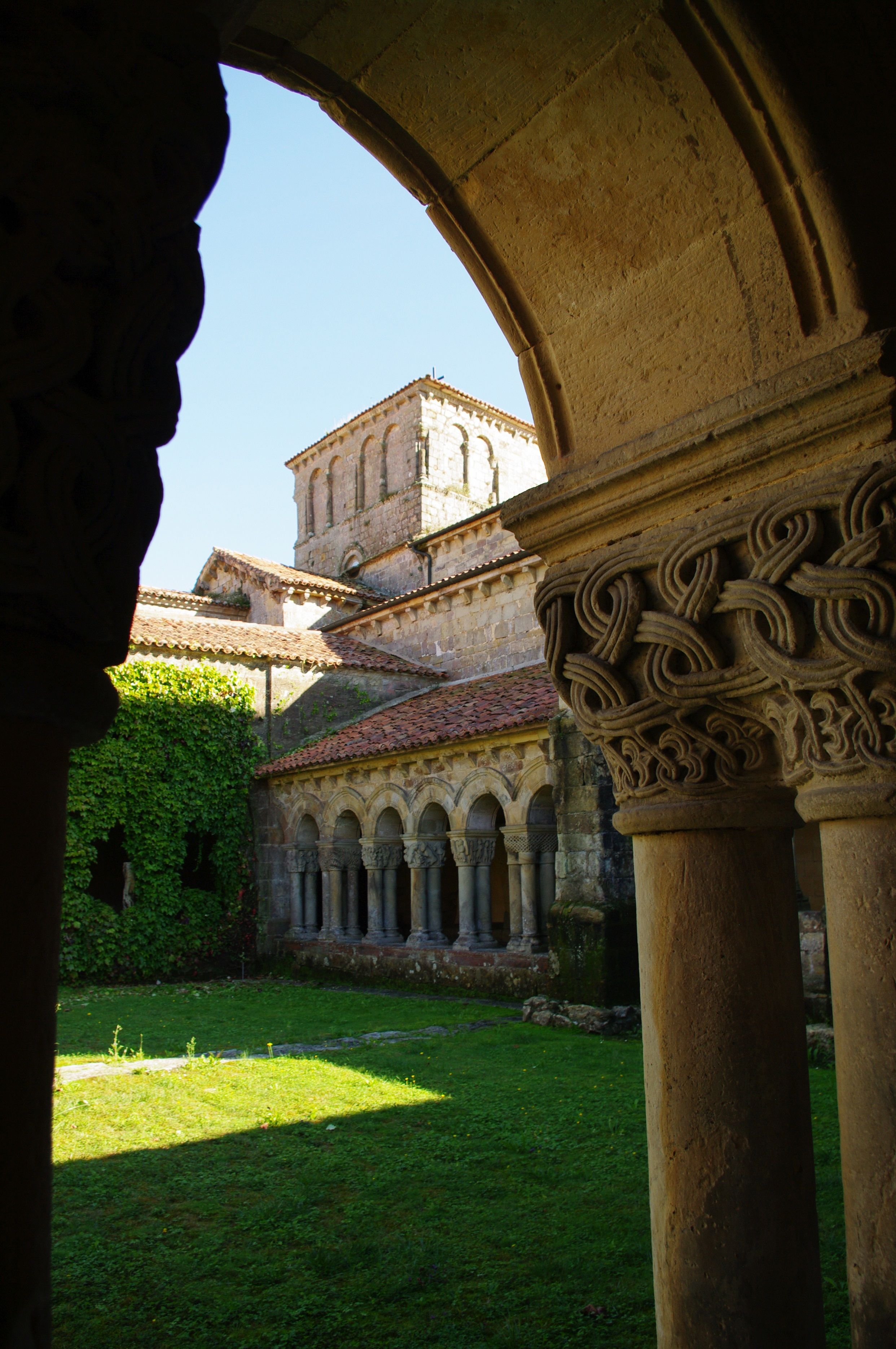https://mdw-travel-data-us-east-1.s3.amazonaws.com/img/country/Spain/Colegiata-de-Santillana-del-Mar/img_01.jpg